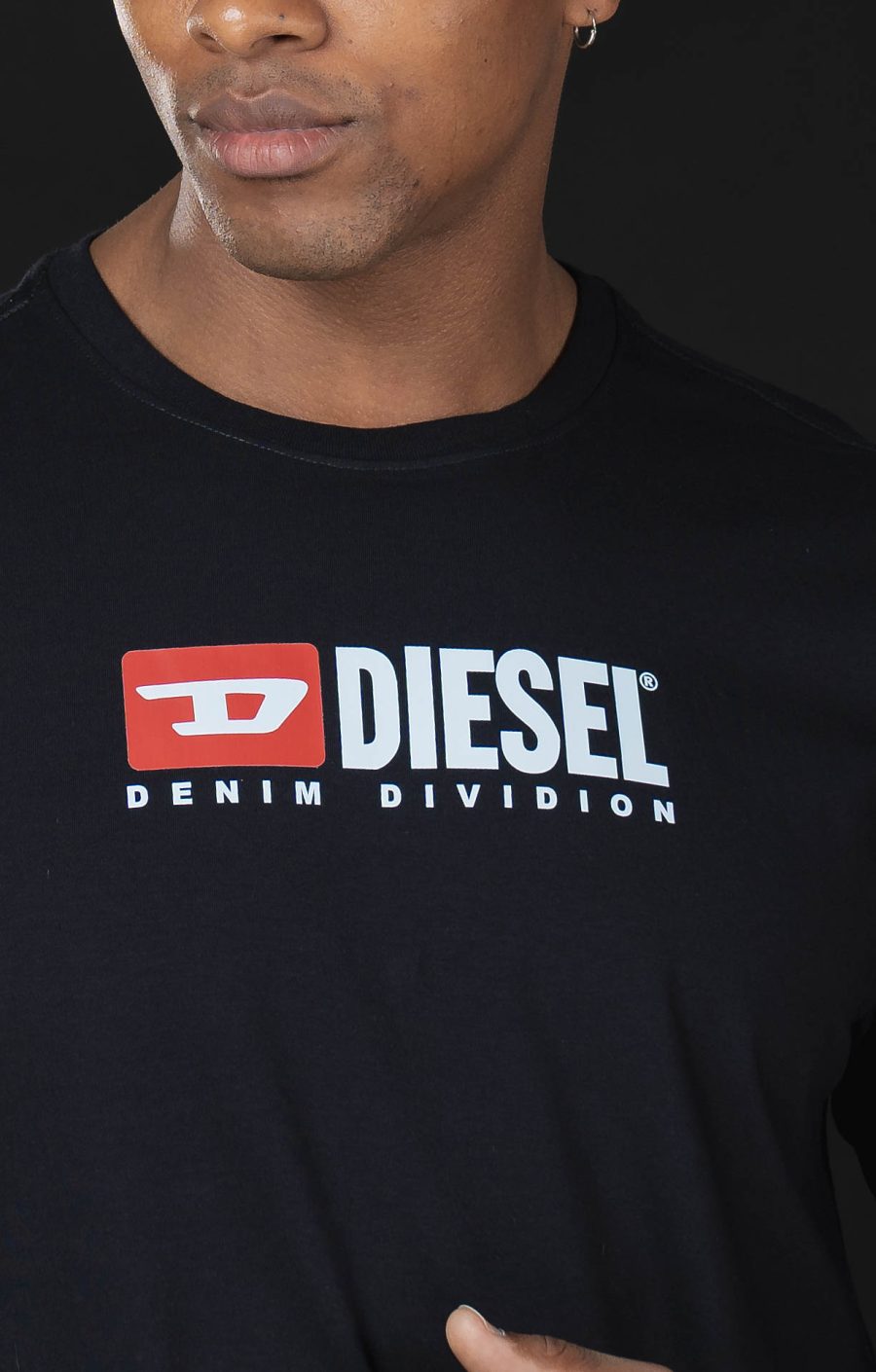 camiseta-masculina-diesel-denim-division-detalhe-logo-preta.jpg