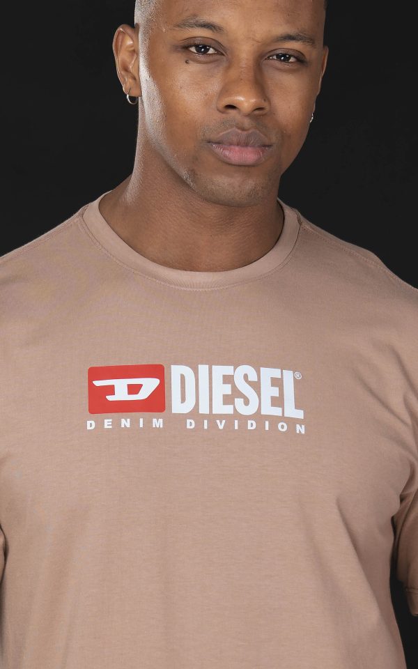 camiseta-diesel-denim-division-bege-logo-detalhe.jpg